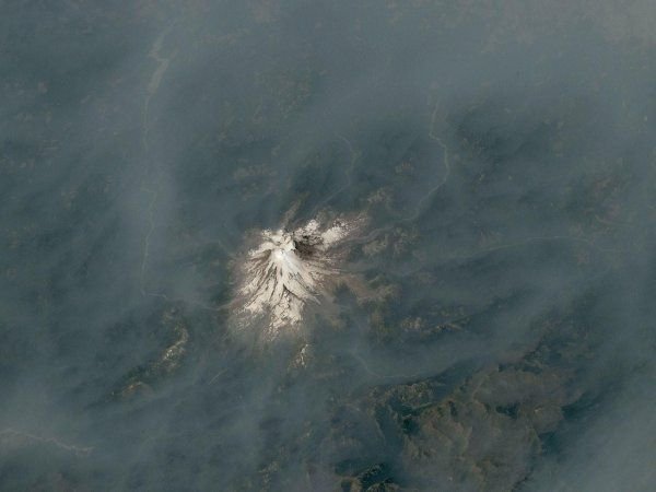 Photo: isstracker.pl Cascade Volcanoes Shrouded in Smoke: Wildfires Impact the Pacific Northwest